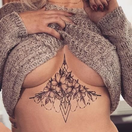 女性胸下的性感梵花纹身作品图案