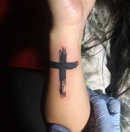 一组好看的十字架纹身主题作品图案