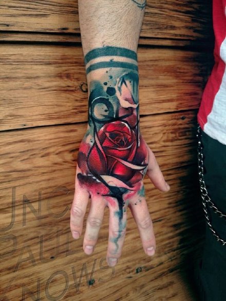 8张手背部的炫彩写实玫瑰花纹身作品