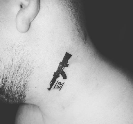 简约小黑色的枪支纹身图片