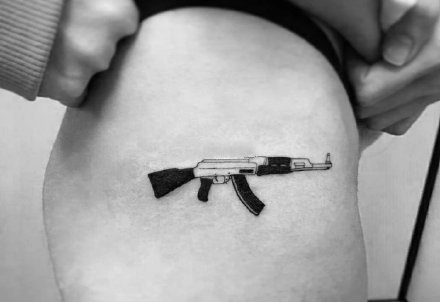 简约小黑色的枪支纹身图片