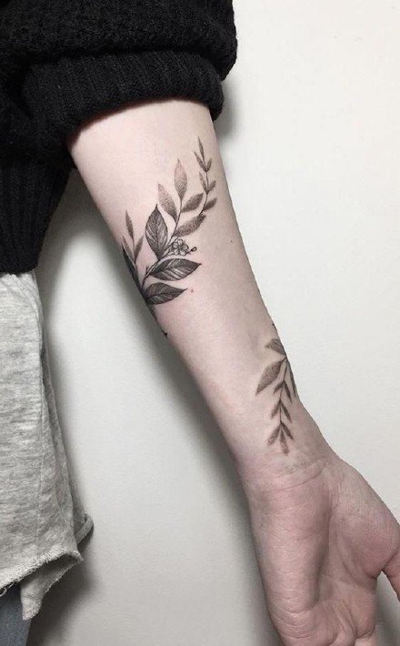 适合女孩子的植物藤蔓环绕手腕纹身