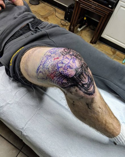 纹在膝盖上的一组创意纹身欣赏