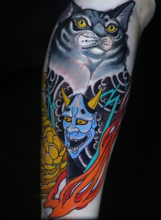个性日式纹身 男生大臂上彩绘猫和般若的纹身图案