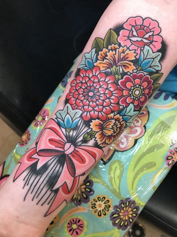 彩色花朵纹身图案 女生小手臂上纹身彩色花朵和蝴蝶结图案