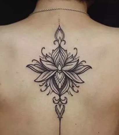 女生后背脊椎处超唯美的莲花梵花纹身图