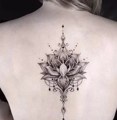 女生后背脊椎处超唯美的莲花梵花纹身图