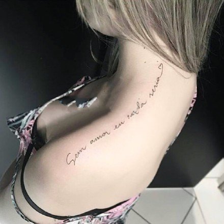 漂亮的女生肩部英文字母纹身图片