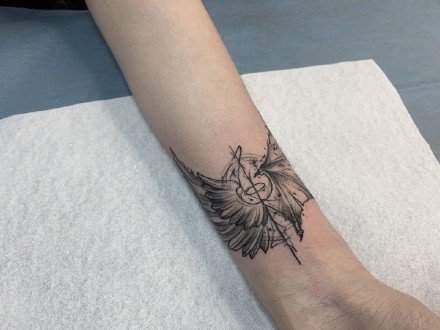 半天使半恶魔的翅膀纹身作品图片