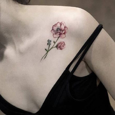 女孩子锁骨肩部的素花纹身图欣赏