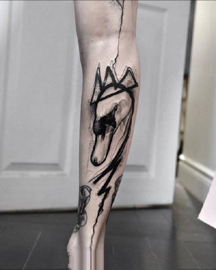 一组手臂上的暗黑动物纹身图案