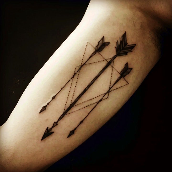 弓箭纹身图   设计巧妙而又简单的弓箭纹身图案