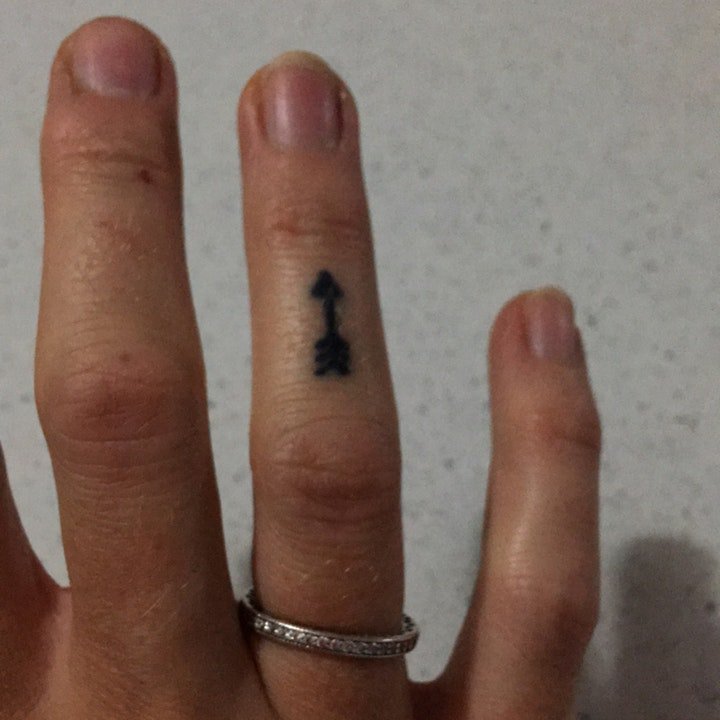 弓箭纹身图   设计巧妙而又简单的弓箭纹身图案