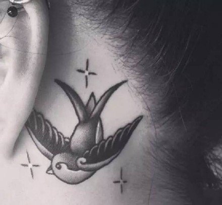女生耳朵后面的小清新耳根纹身作品