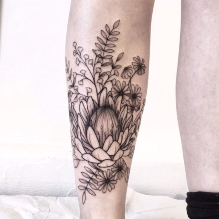 纹身图花朵  色调沉闷却格外唯美的花朵纹身图案