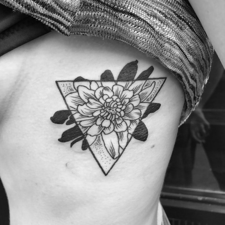 纹身图案花朵 适合女人漂亮的彩色的小花朵纹身图案