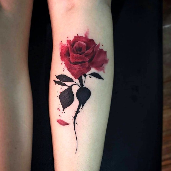 纹身红色花  娇艳而又色彩绚丽的红色花朵纹身图案