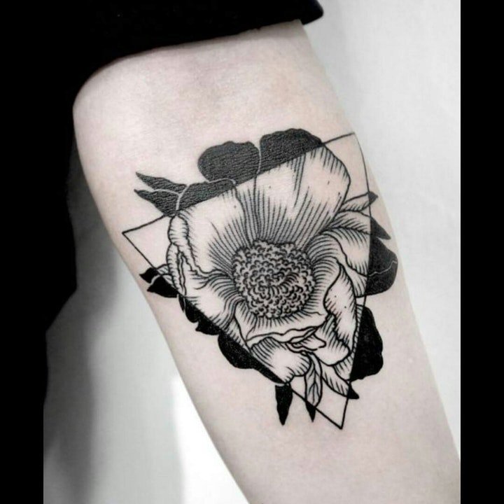 纹身图花朵  色调沉闷却格外唯美的花朵纹身图案