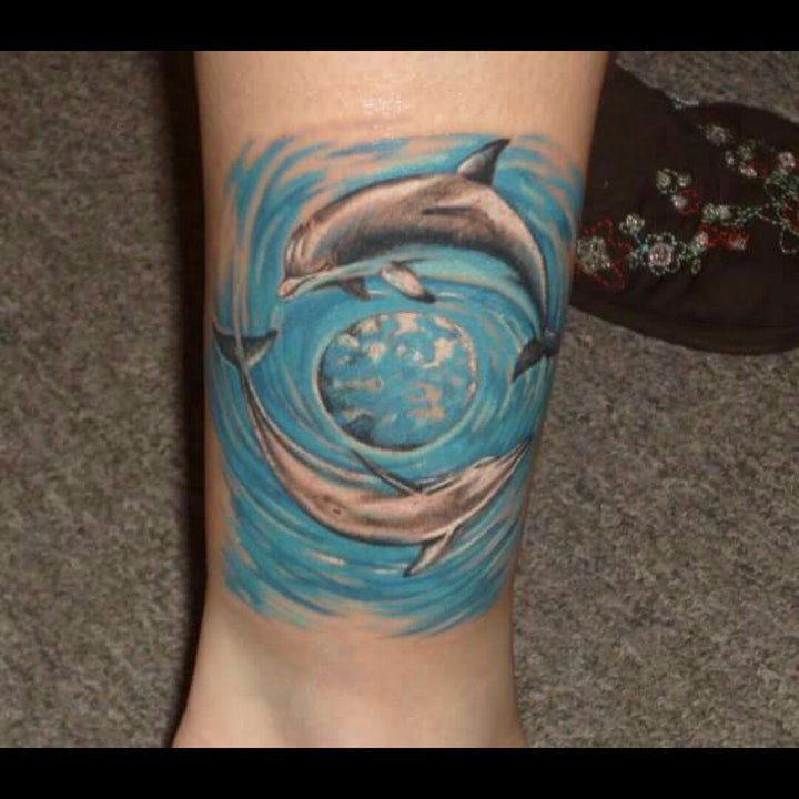 纹身海豚  优雅自由腾跃在海面的海豚纹身图案