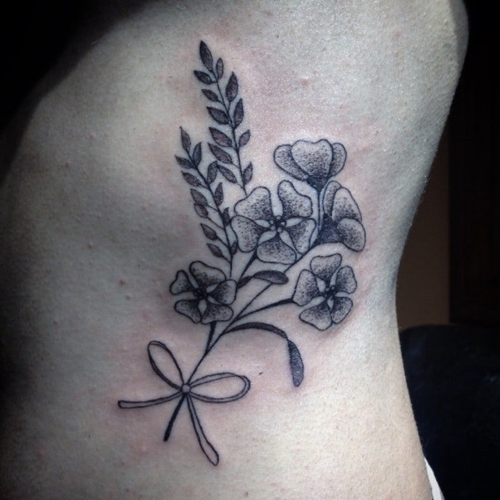 纹身图案花朵 适合女人漂亮的彩色的小花朵纹身图案