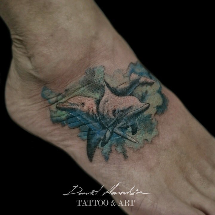纹身海豚  优雅自由腾跃在海面的海豚纹身图案