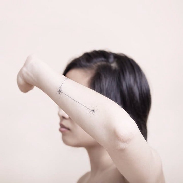 各星座纹身   点刺与线条结合的简单星座纹身图案