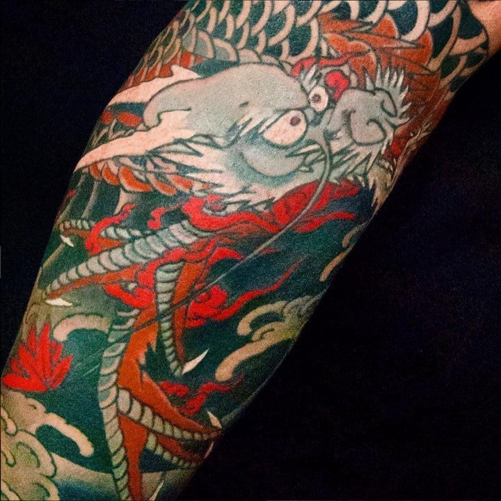 冲天龙纹身  色调多样的传统设计冲天龙纹身图案