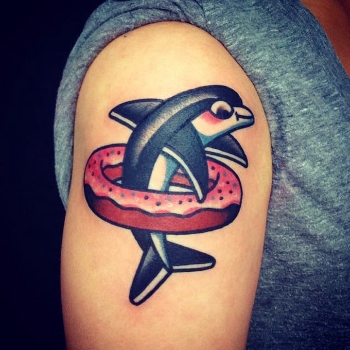 纹身海豚   多款灵动而又可爱的海豚纹身图案