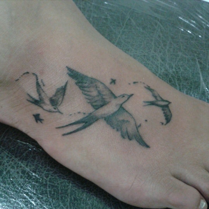 鸟纹身图案 身体各部位鸟和花朵搭配的鸟纹身图案
