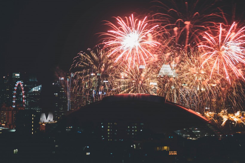 夜空中美丽的烟花图片(14张)