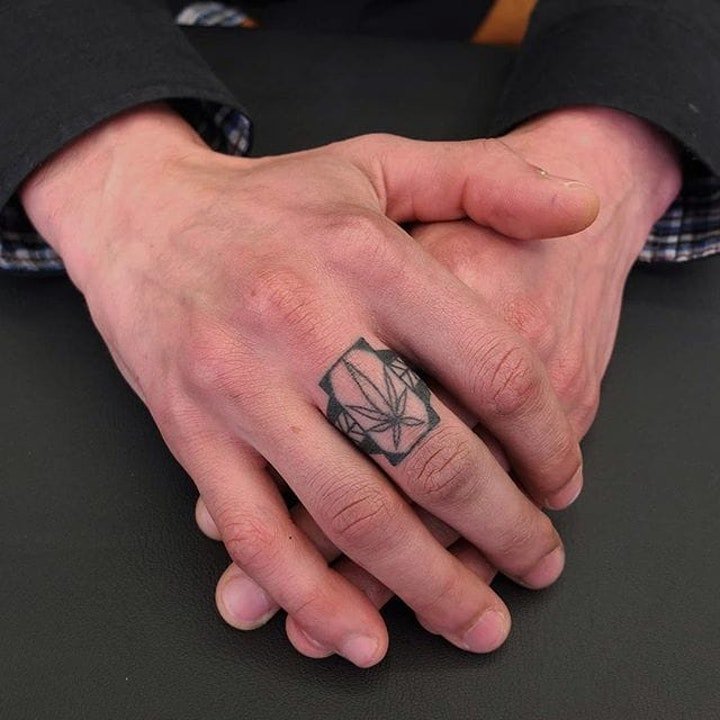 手指戒指纹身   细细缠绕在指尖的手指戒指纹身图案