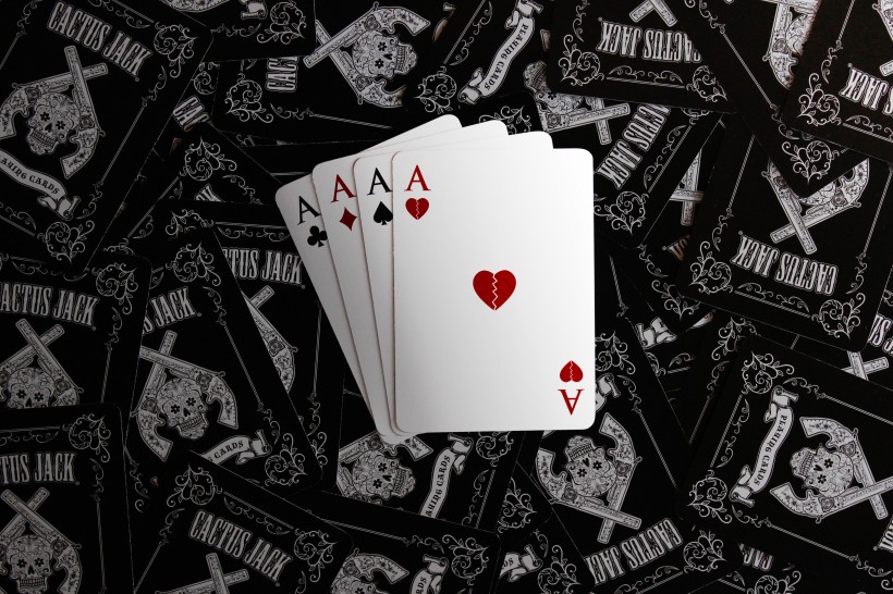 桌子上的扑克牌图片(11张)