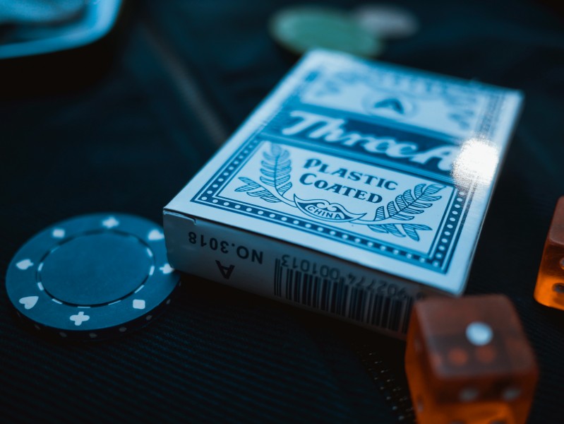 桌子上的扑克牌图片(11张)
