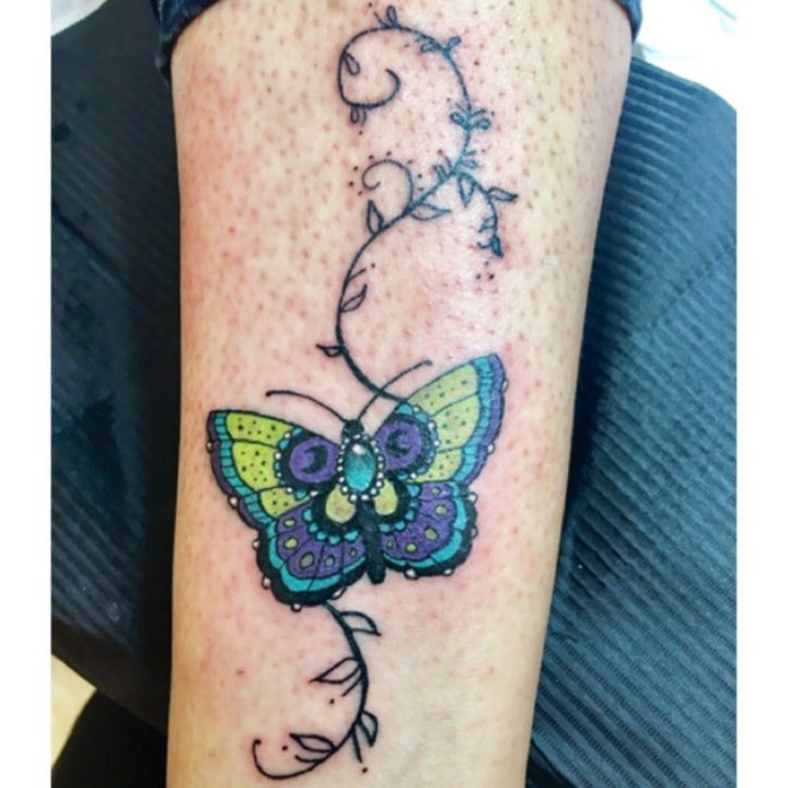 蝴蝶纹身图案 唯美而妖娆彩绘或黑灰的蝴蝶纹身图案