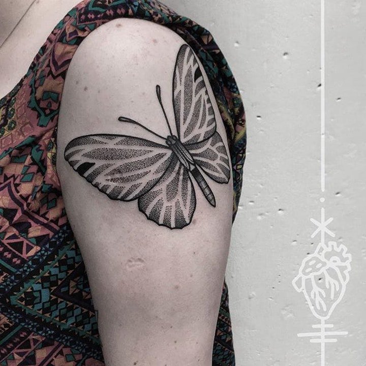 蝴蝶纹身图片  景色里翩翩起舞的蝴蝶纹身图案