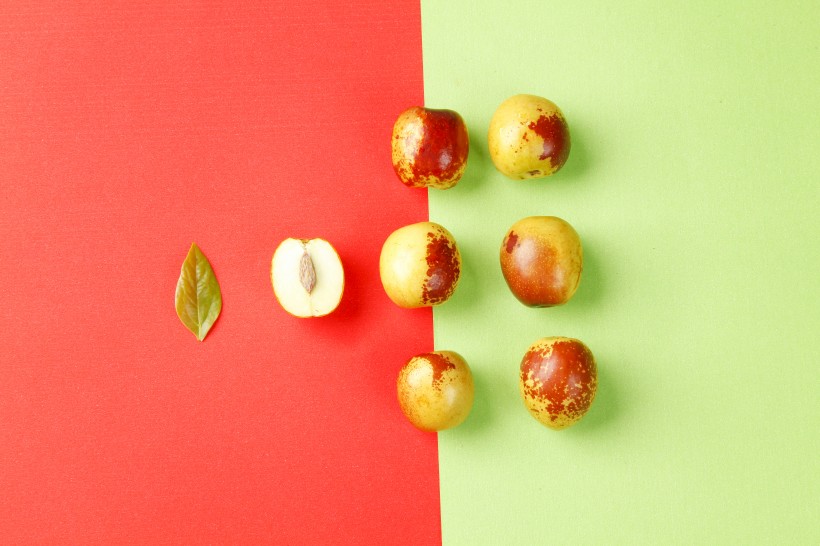 桌面上新鲜好吃的冬枣图片(10张)
