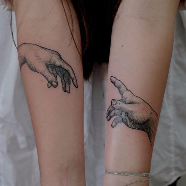一组创意的两只手纹身图案
