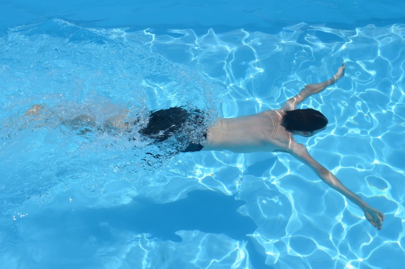 在游泳池里游泳的人图片(13张)