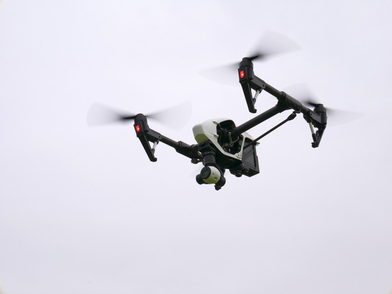 低空飞行的遥控无人机图片(13张)