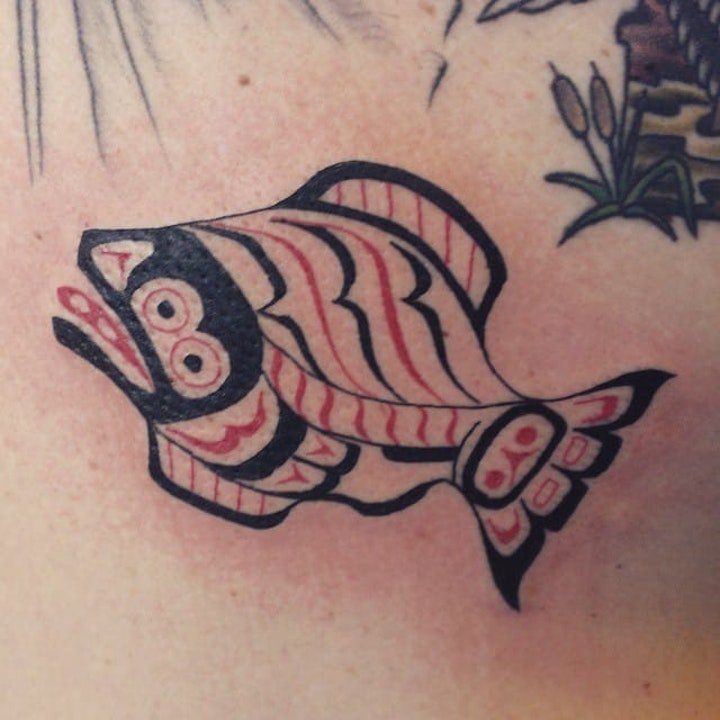 一组活泼而又快活游动的鱼纹身图案