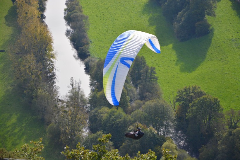 有挑战性的滑翔伞运动图片(13张)