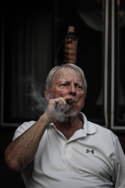 抽雪茄的人图片(9张)