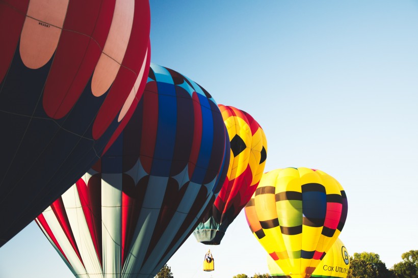 缓慢升空的热气球图片(11张)