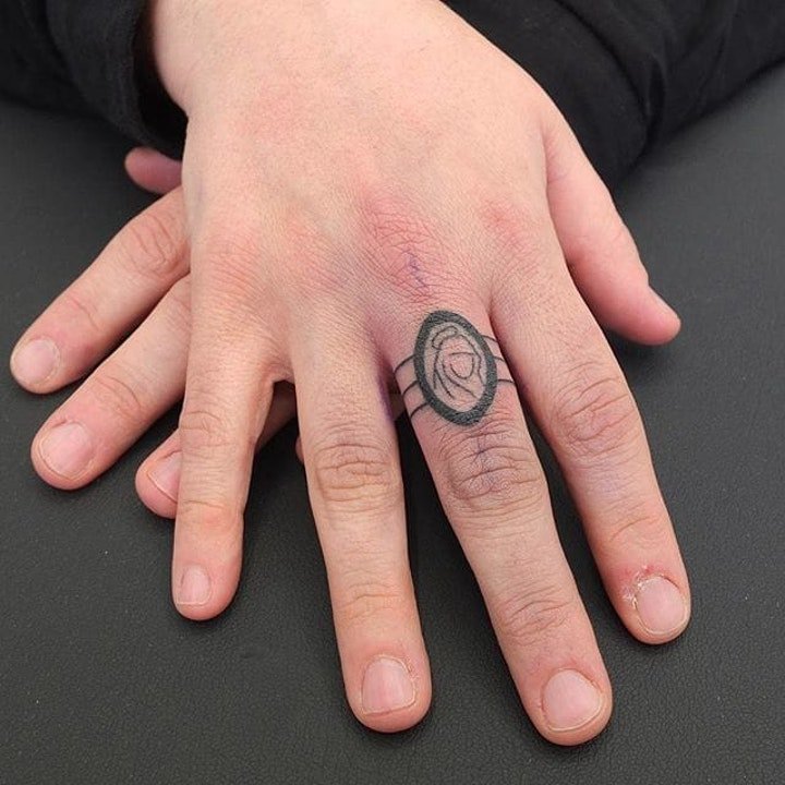 戒指纹身图案 10张黑灰色调的手指上小清新戒指纹身图案