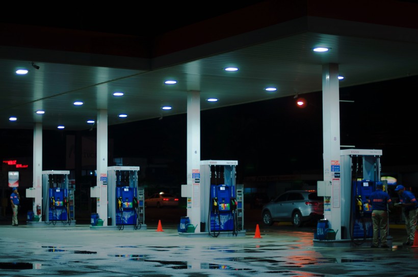夜晚的加油站图片(10张)