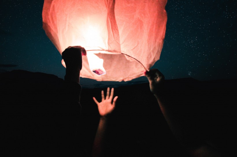 夜空中明亮的孔明灯图片(15张)