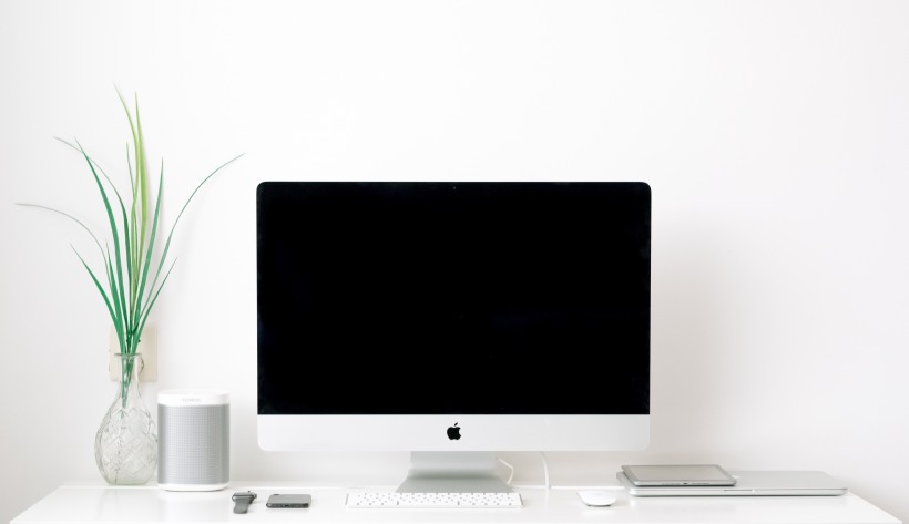 书桌上的iMac的图片(10张)