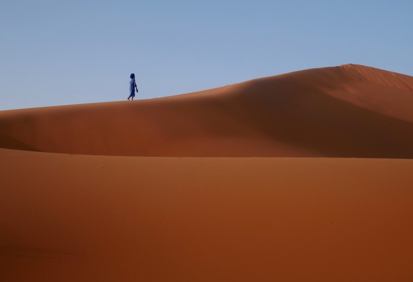 沙漠中的人图片(14张)