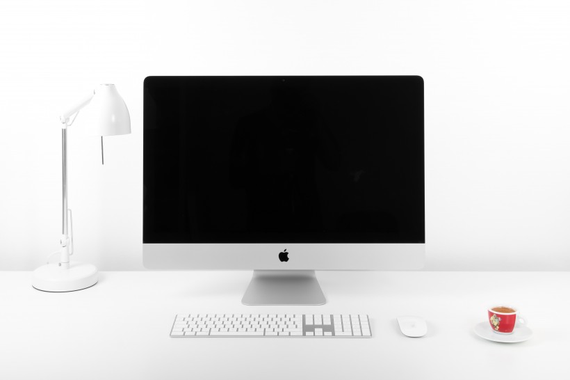书桌上的iMac的图片(10张)