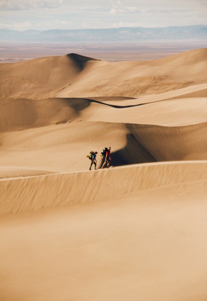沙漠中的人图片(14张)